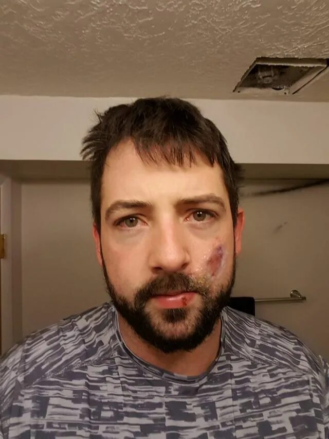 Вейп пар. Мужчина в дыму. Взорвалась электронная сигарета. Электронная сигарета взор. Много дыма.