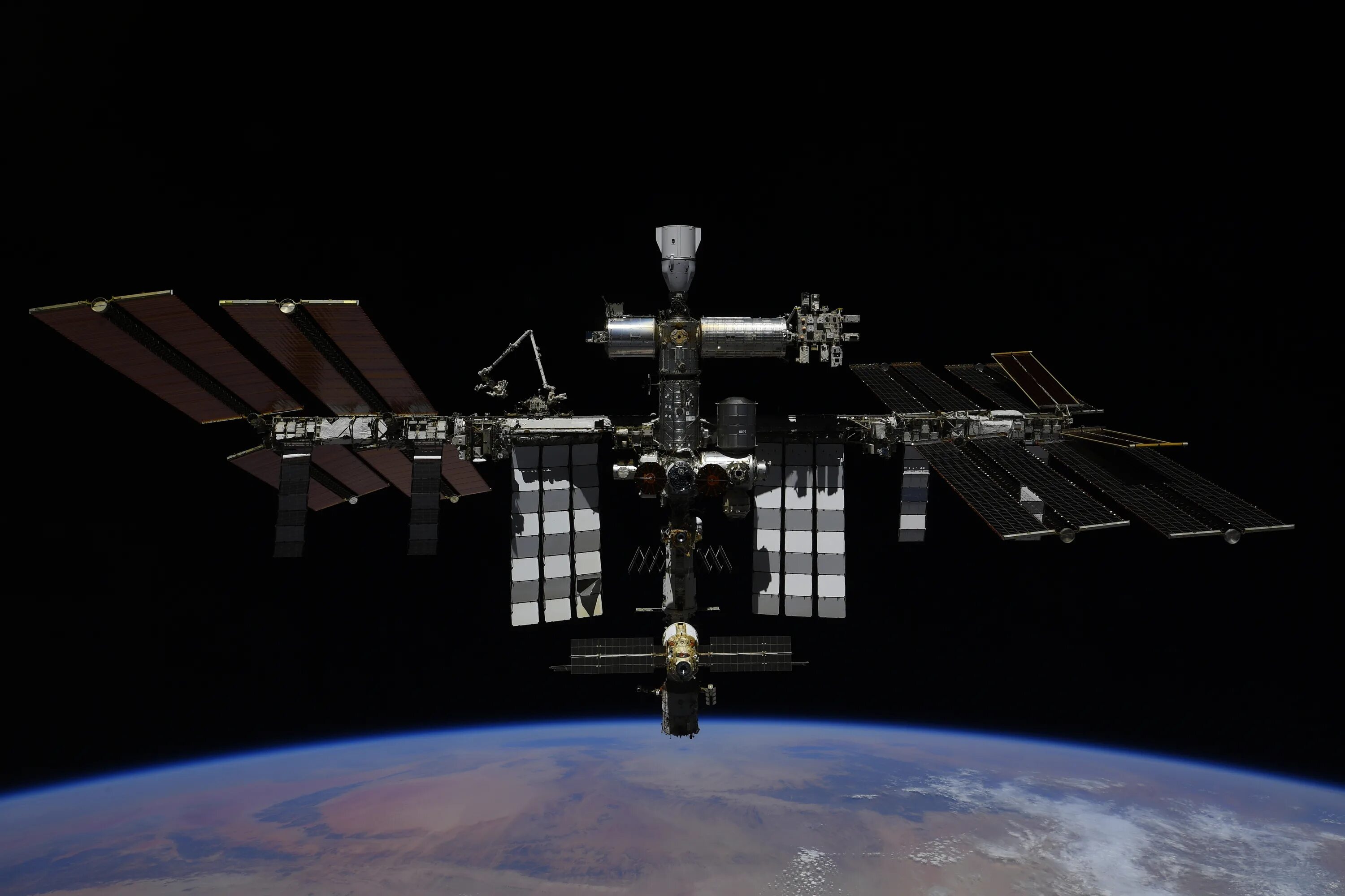 Какой корабль сейчас в космосе. МКС станция 2021. Станция МКС 2022. МКС 2000. МКС 1999.