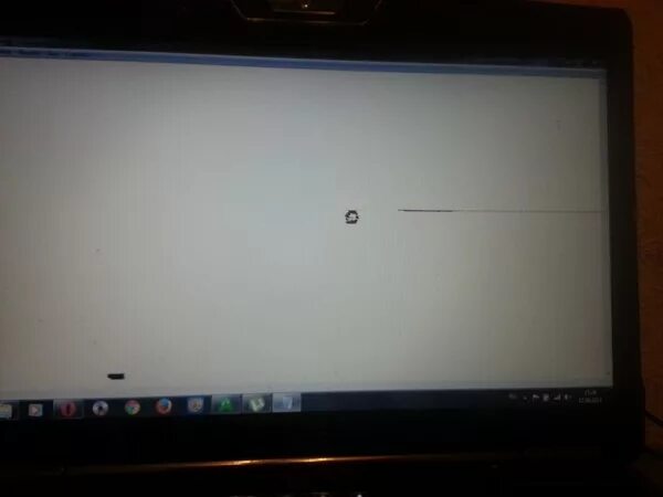 Черные горизонтальные полосы на мониторе. Чёрная горизонтальная полоса на экране монитора. Черный экран с полосками. Черная полоска на экране ноутбука. Горизонтальные черные полосы на экране