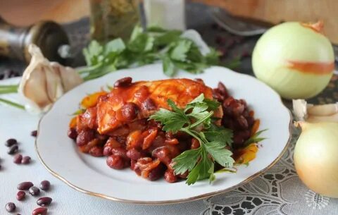 Жареная курица с фасолью