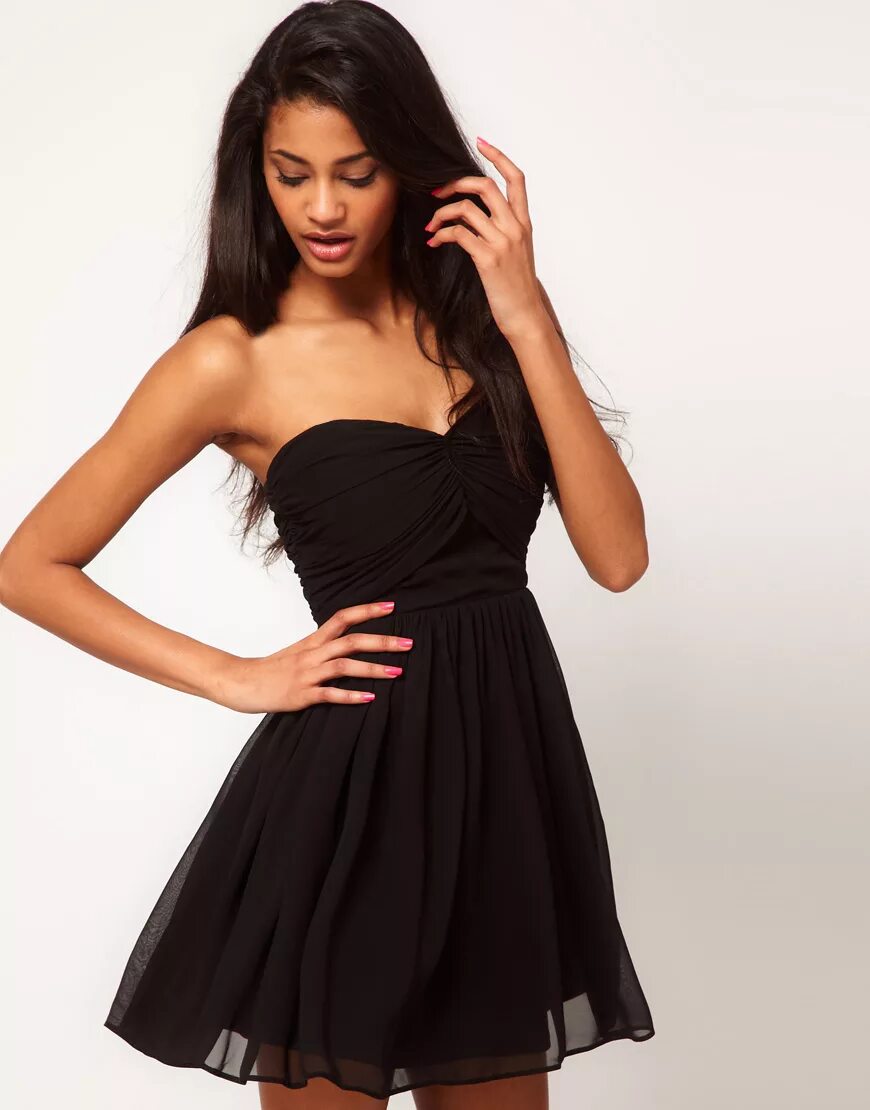 Девушка в платье. Девушки в коротких платьях. Девушка в платье красивая. Красивое чёрное платье короткое.
