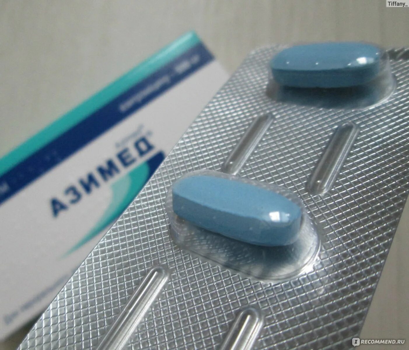 Антибиотик сильный при боли. Антибиотик синие таблетки. Антибиотик голубые таблетки. Антибиотик большая овальная таблетка. Антибиотики синие капсулы.