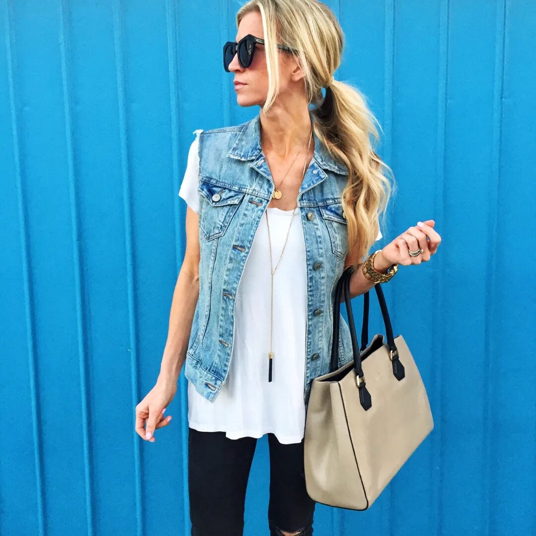 Образы с джинсовой жилеткой. Джессика альба стиль хиппи. Джинсовая жилетка луки. Тренды джинсовые жилетки. С чем носить джинсовую жилетку.