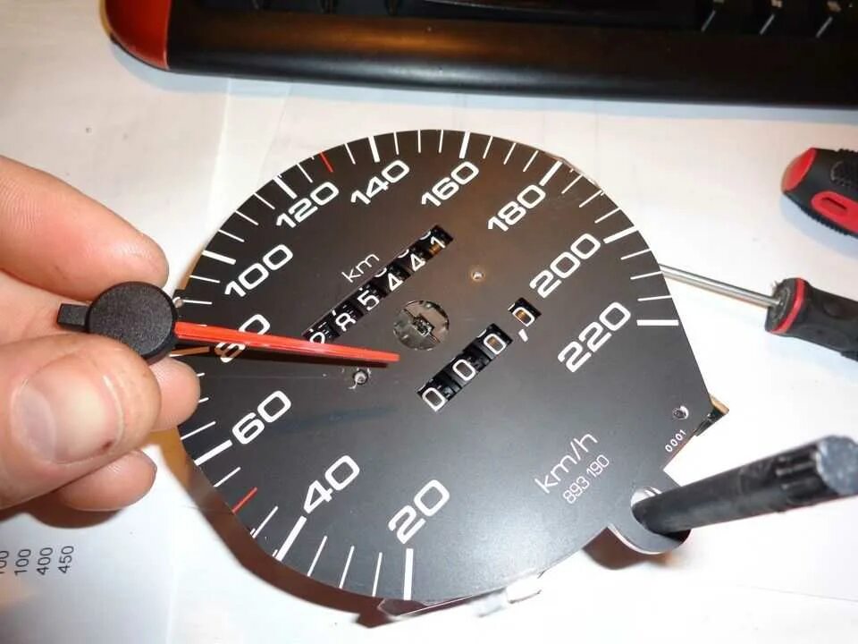 Смотать пробег ваз. Спидометр уаз электронный километраж. Электронный спидометр на уаз 469. Подмотка спидометра паз 32053. Одометр механический.