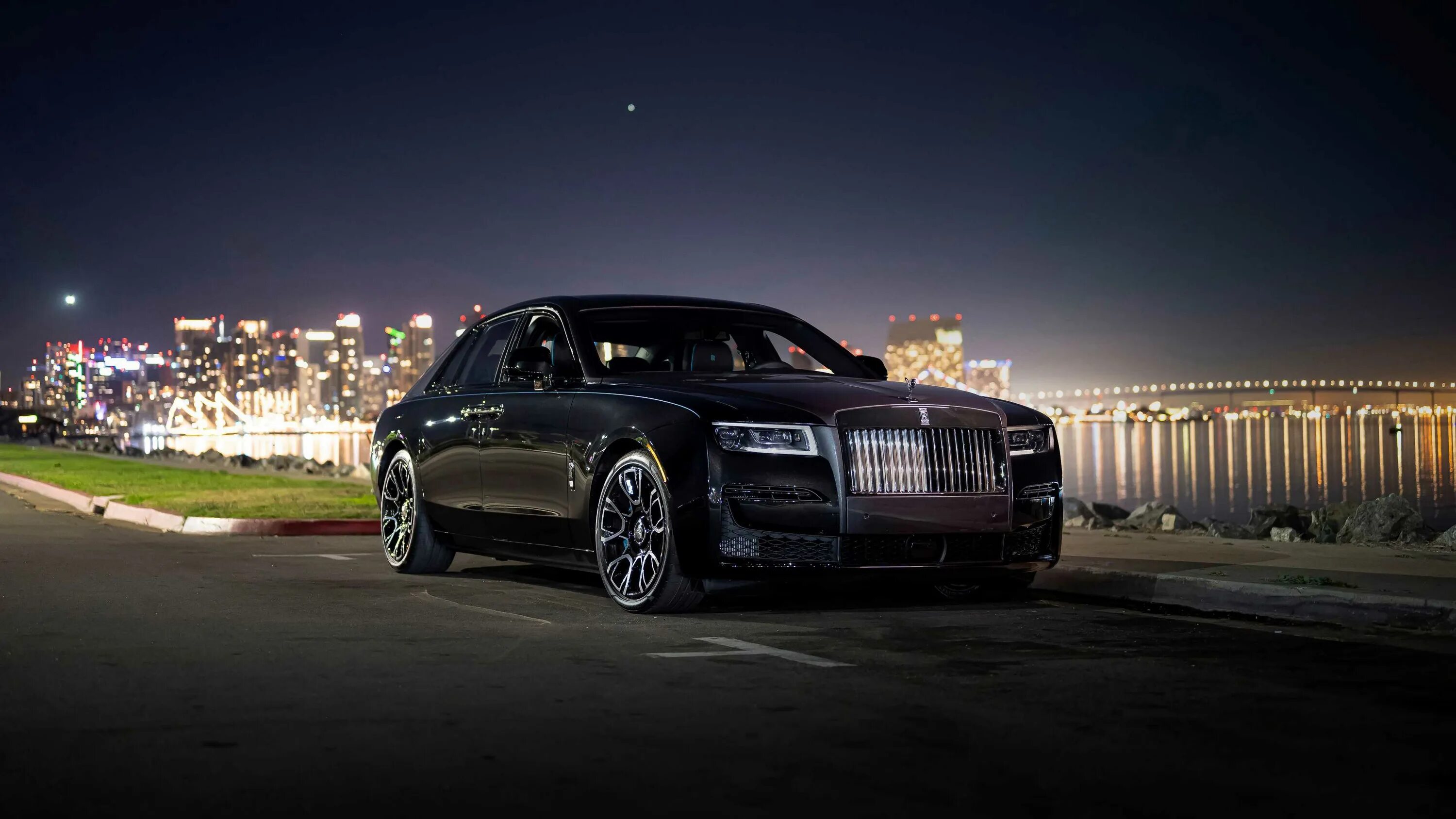 Rolls royce badge. Rolls Royce Ghost 2022. Rolls-Royce › Ghost 2022 черный. Роллс Ройс Ghost 2022. Rolls Royce Ghost Black badge 2022.