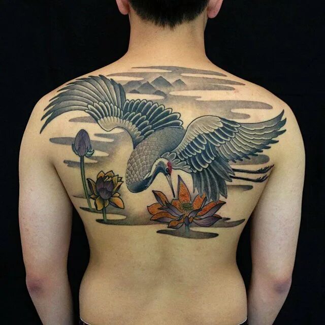 Птица спиной вперед. Ирэдзуми журавль. Японские птицы тату. Тату журавль. Тату журавль на спине.