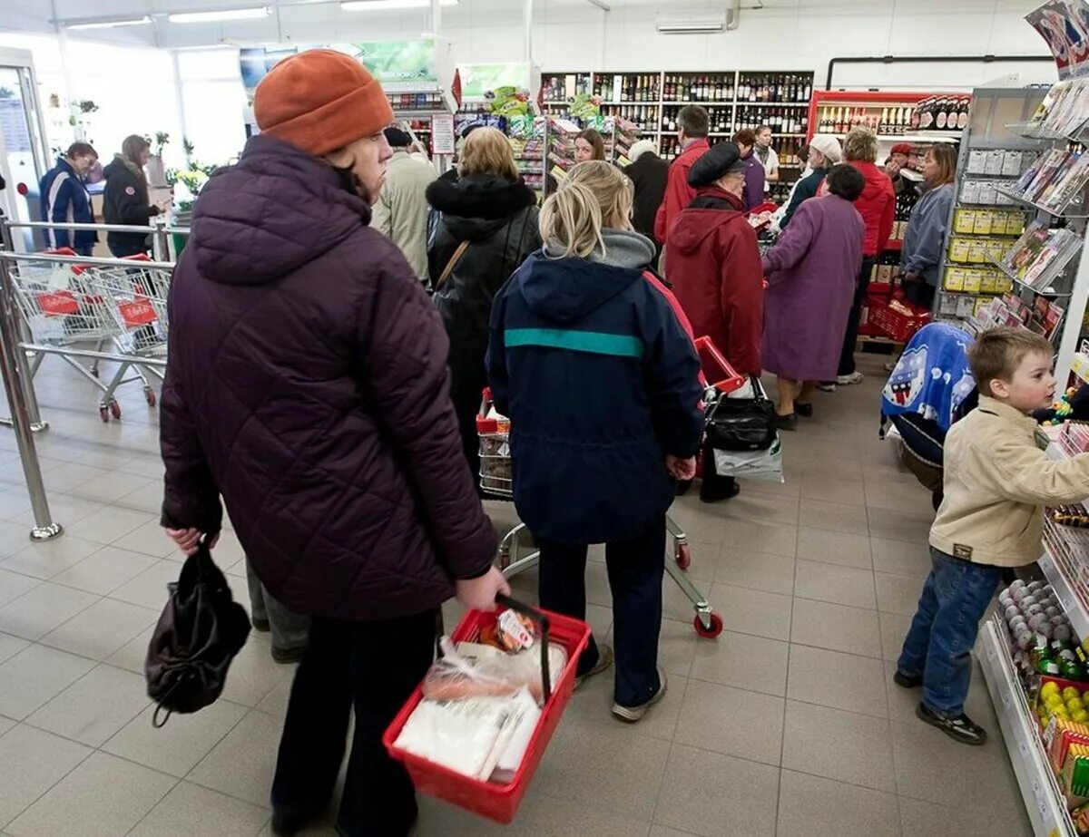 Очередь в кассу. Очередь в магазине. очередь на кассе. очередь на кассе в супермаркете. стоять в очереди в магазине.
