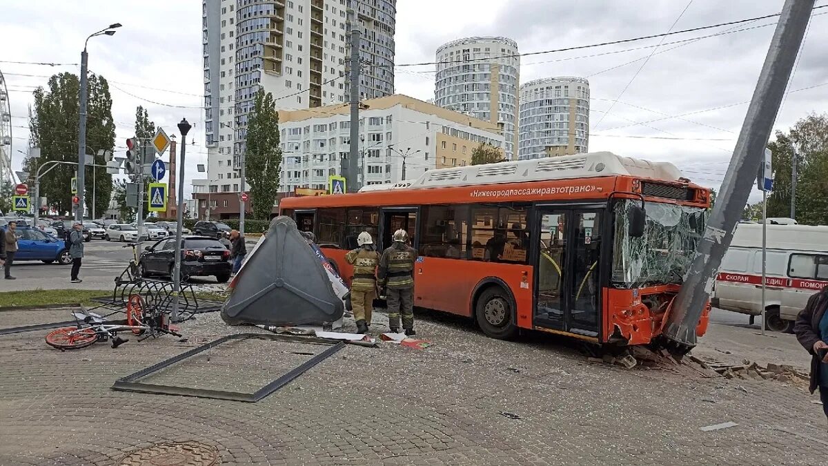 6 сентября 2014 года. Авария на площади Сенной Нижний Новгород. Авария в Нижнем Новгороде автобус. Автобус врезался в столб.