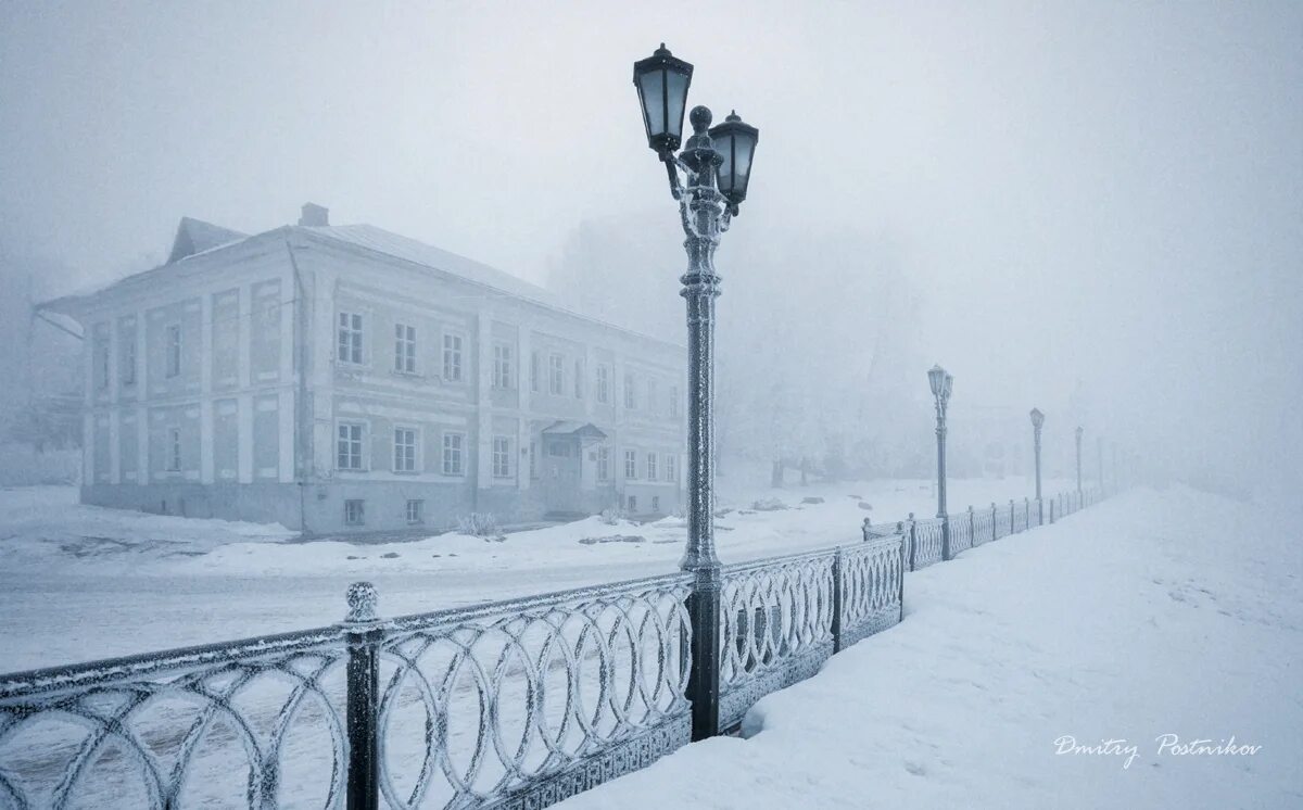 Туман зимой в городе. Углич набережная. углич зимой набережная. зимний туман в городе.