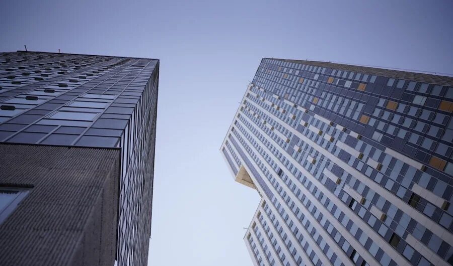 Здание монпарнас в париже. Москва сити в облаках. Цитаты про питер и москву. Москоу сити. Виды москвы.