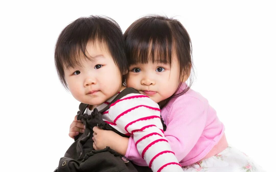 Младший брат японки. Две китайки. Две девушки в одном Китае. Фото китаянки девочка и мальчик. Китайцы девочки и мальчики группы.