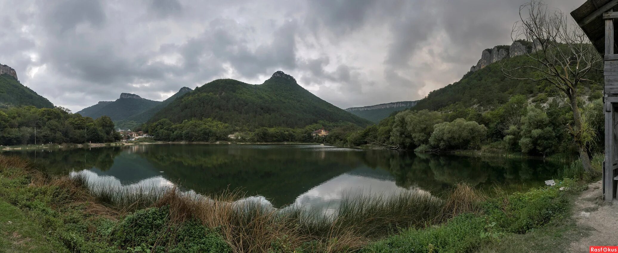 Мангуп беседки. Озеро Мангуп. Озеро Мангуп в Крыму. Озеро Мангуп Бахчисарай кафе. Мангуп Кале озеро.