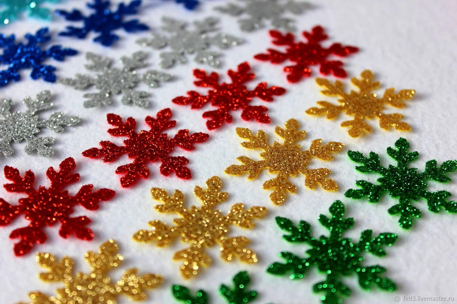 Снежинки из блестящей бумаги. Глиттер снежинки. Как сделать блестящую снежинку. Аппликация снежинка. Снежинки из фома.