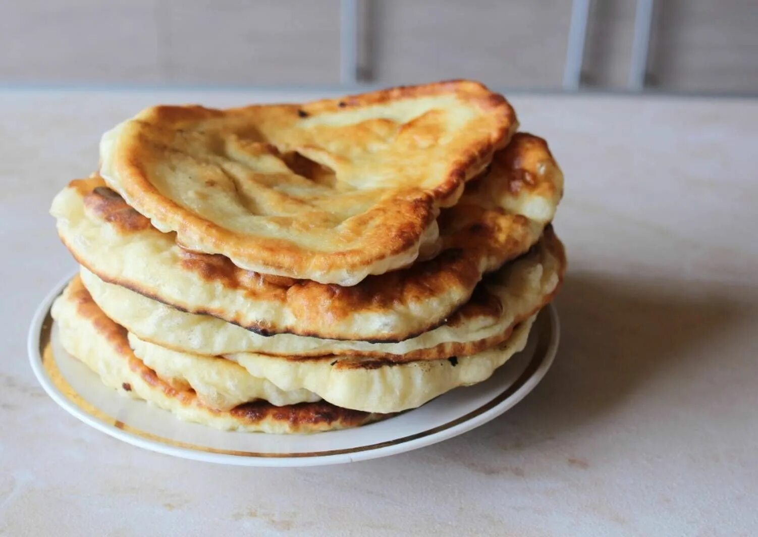 Готовить лепешки на кефире. Лепёшки на кефире на сковороде. вкусные пышные лепешки. вкусные лепешки на кефире. пышные лепешки на сковороде.
