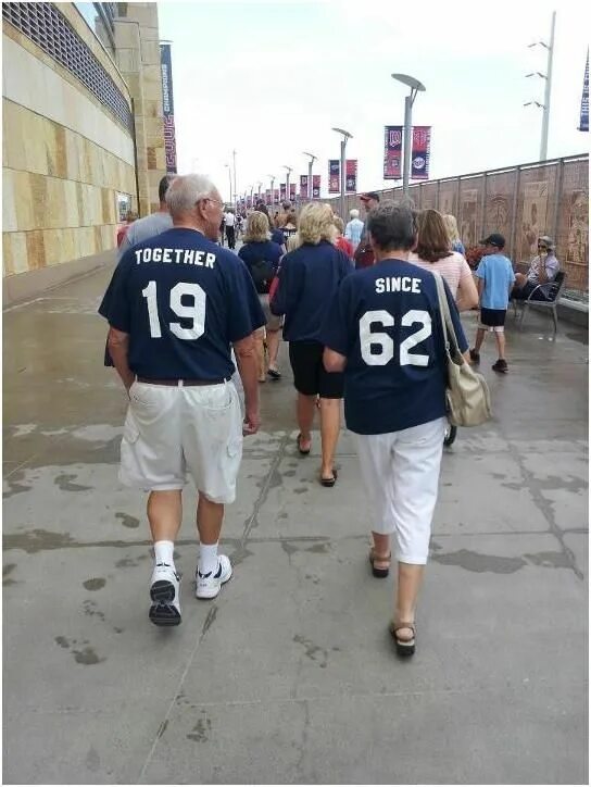 Старик в футболке. Старики в футболках с надписями. Футболка старичок. Фото пожилой пары в футболках с надписями.