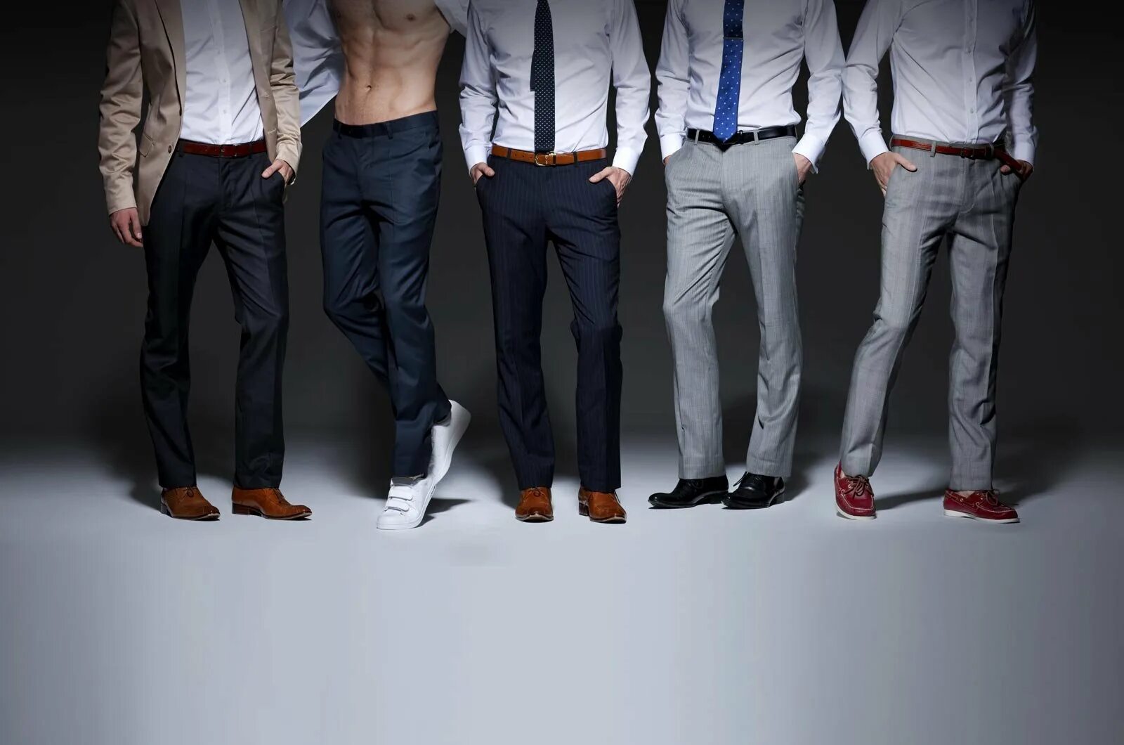 Много мальчиков смотрело. Мужчина в брюках. Брюки мужские. Реклама мужских брюк. Много брюк.
