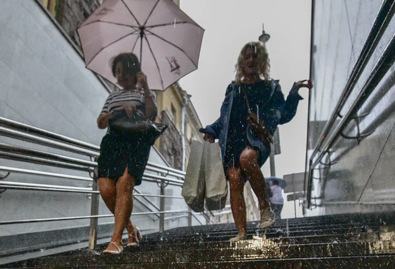 Включи станцию дождь. Фотосессия в дождь. Последствия дождя в Москве. В Г.Московском дождь. Ливень в Москве.