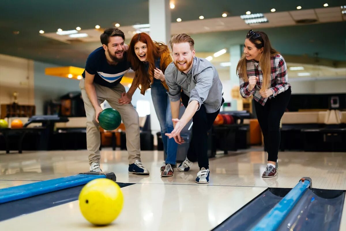 Молодежь в боулинге. Боулинг веселье. Боулинг. Человек играющий в боулинг. Bowling with team.
