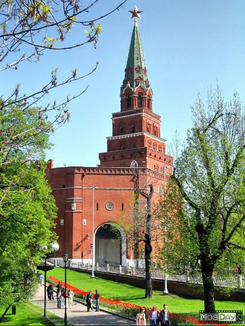 Башня московского кремля известная своими парадными воротами. Боровицкая башня московского кремля. боровицкие ворота московского кремля. москва кремль боровицкая башня. боровицкая (предтеченская) башня.