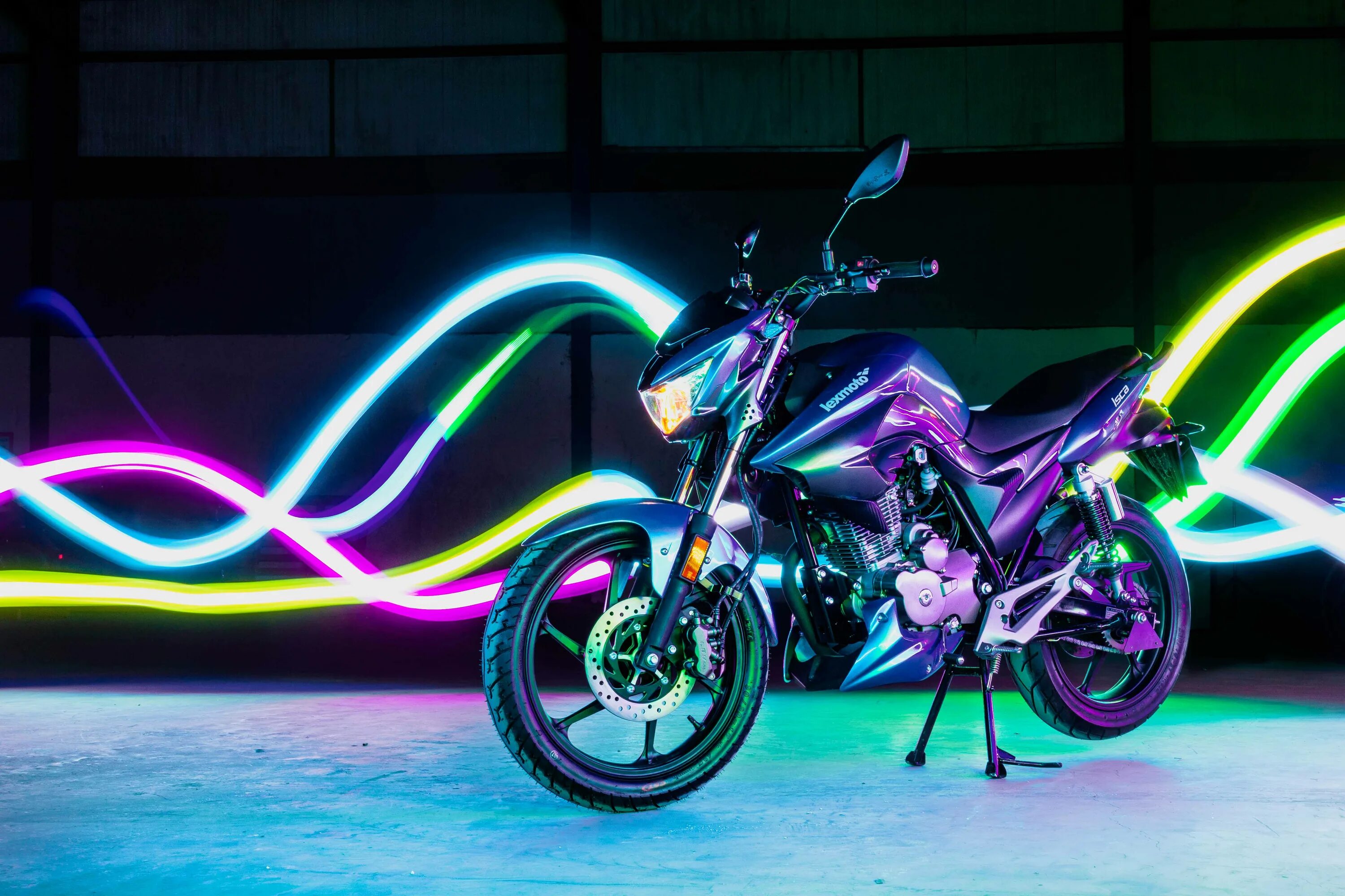 Светящиеся мотоциклы. Мотоцикл неон Генезис 300 кубов. Неоновый мотоцикл. Разноцветный мотоцикл. Фиолетовый мотоцикл.