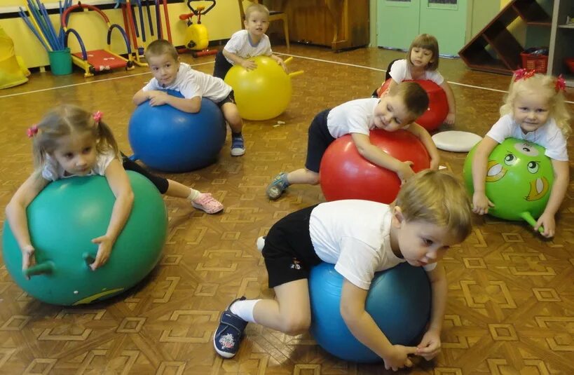 Фитбол гимнастика в детском саду. Упражнения на фитболе для детей в детском саду. Фитбол в детском саду. Фитбол гимнастика в детском саду. Фитбол гимнастика.