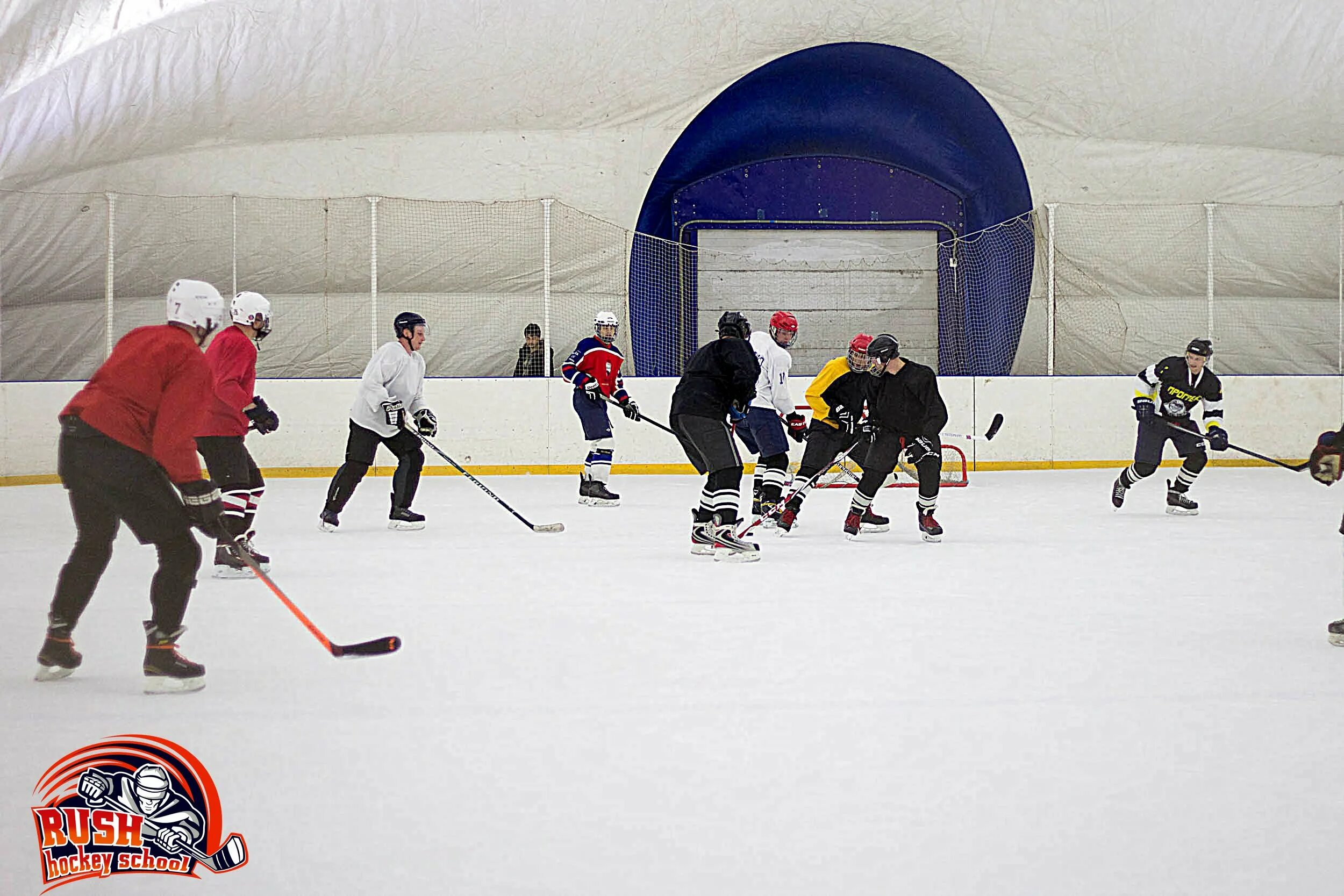 Hockey schools. Хоккейная тренировка. Фишки для хоккея. Хоккей тренировка любители. Тренировка хоккеистов.