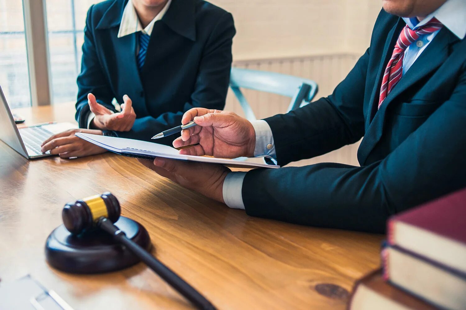 Юридические услуглуги. Бизнес и право. Legal services. Адвокат и клиент. Legal services are.