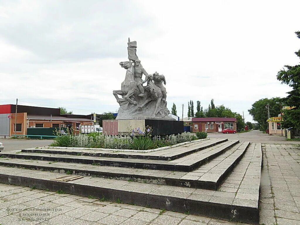 Памятники станицы егорлыкской. Памятники егорлыкская станица. Памятники егорлыкская станица. Сквер ст. Егорлыкская фото.