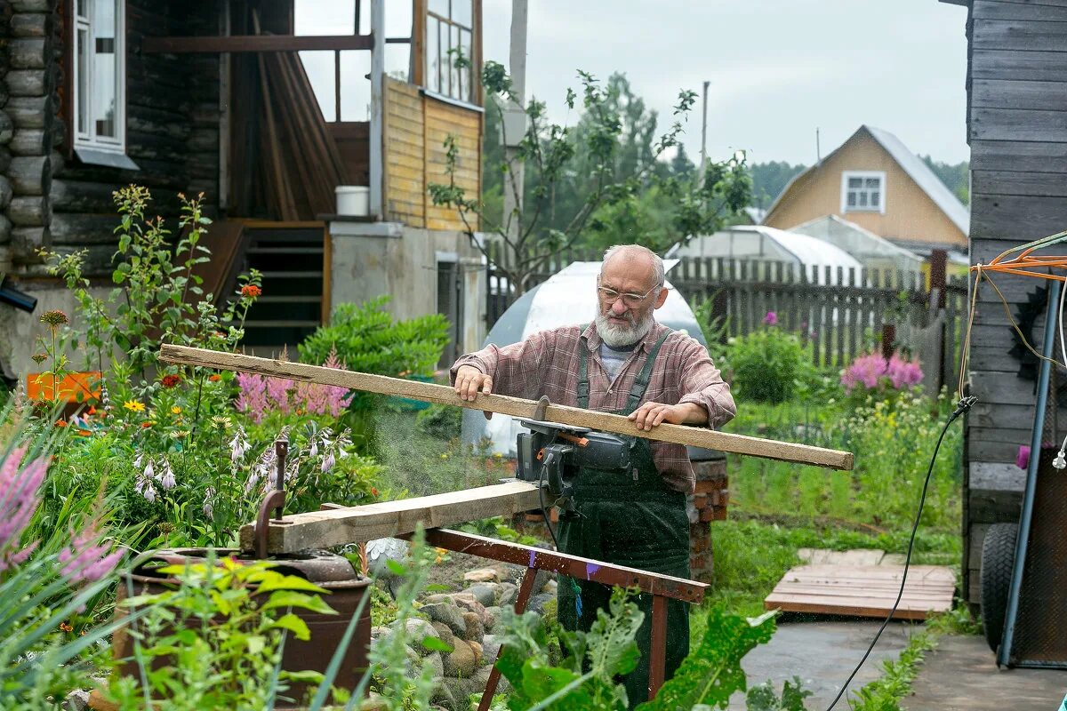 дачник подмосковья. дачники на даче. люди на огороде. домик в саду. услуги по озеленению дачного участка.