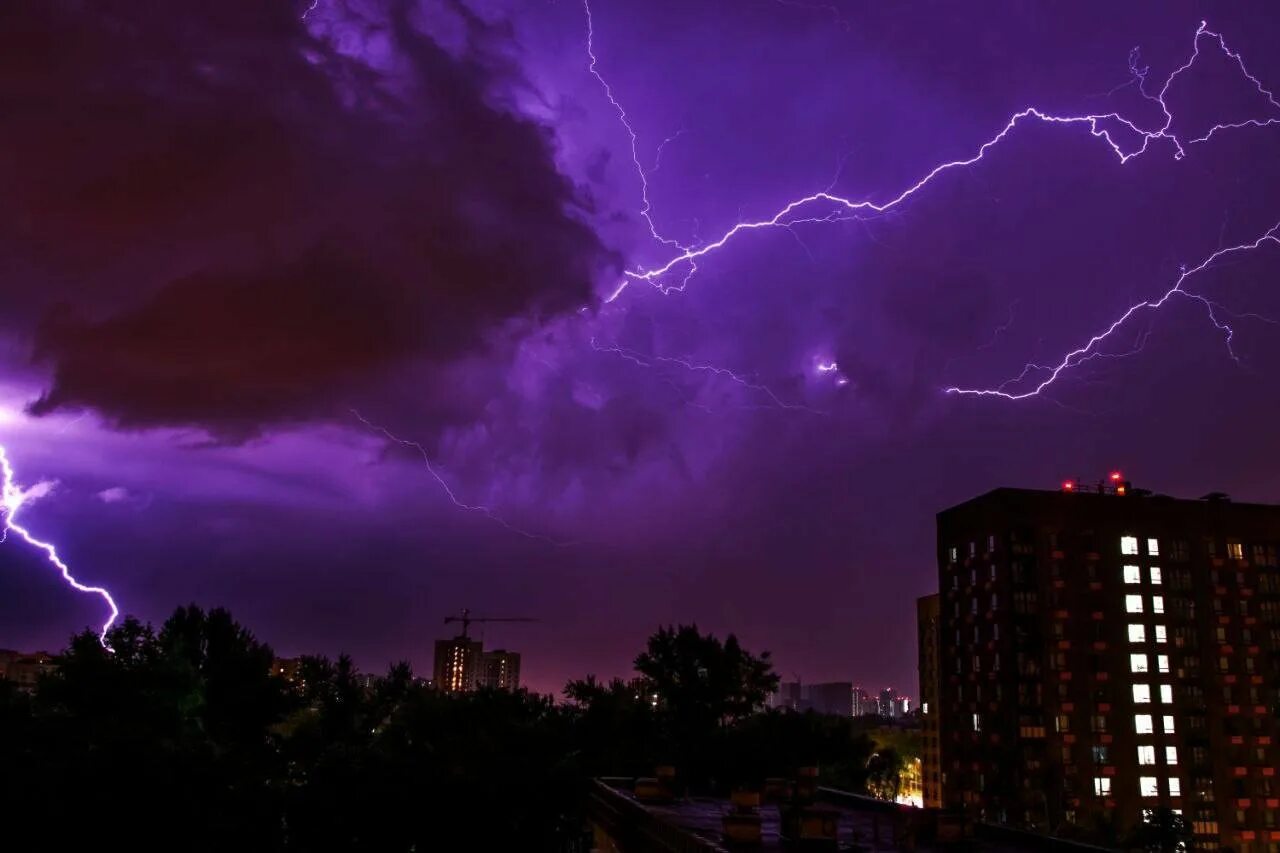 Ночью есть молния. Гроза молния. Красивая гроза. Гроза в Москве.