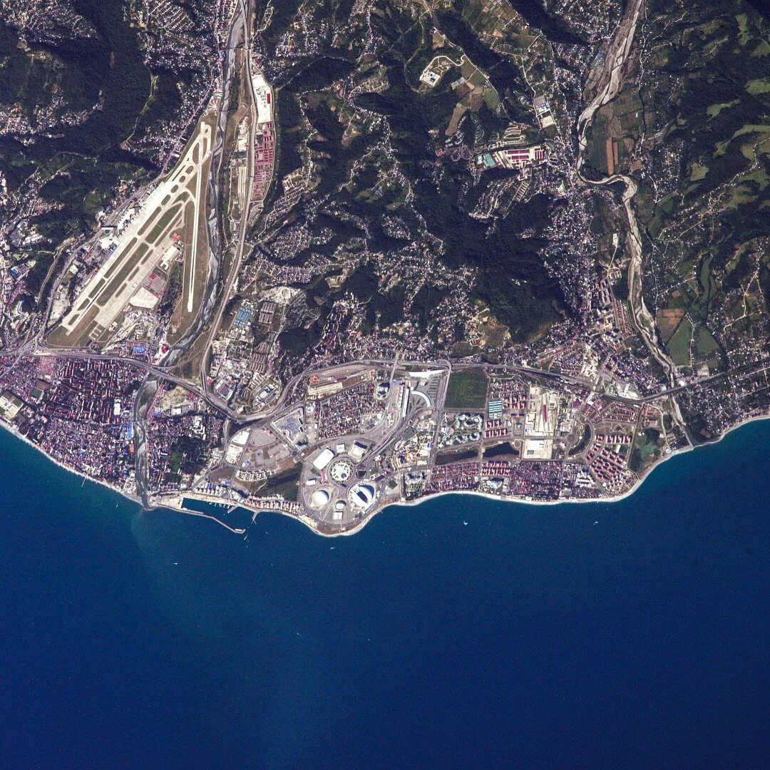 олимпийский парк вид сверху. карта адлера спутник. сочи со спутника в реальном времени. сочи со спутника в реальном времени. сочи вид с космоса.