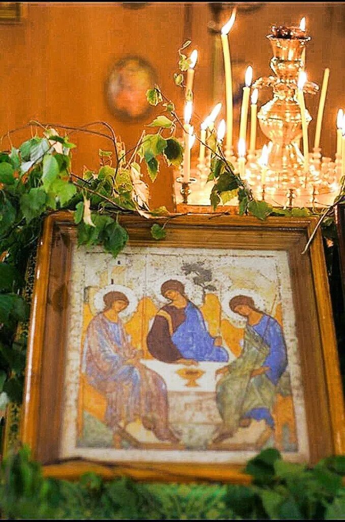 день святой троицы икона в церкви. день святой троицы икона в церкви. роспись алтаря храма святой троицы. икона троица в храме. икона святой троицы в церкви.