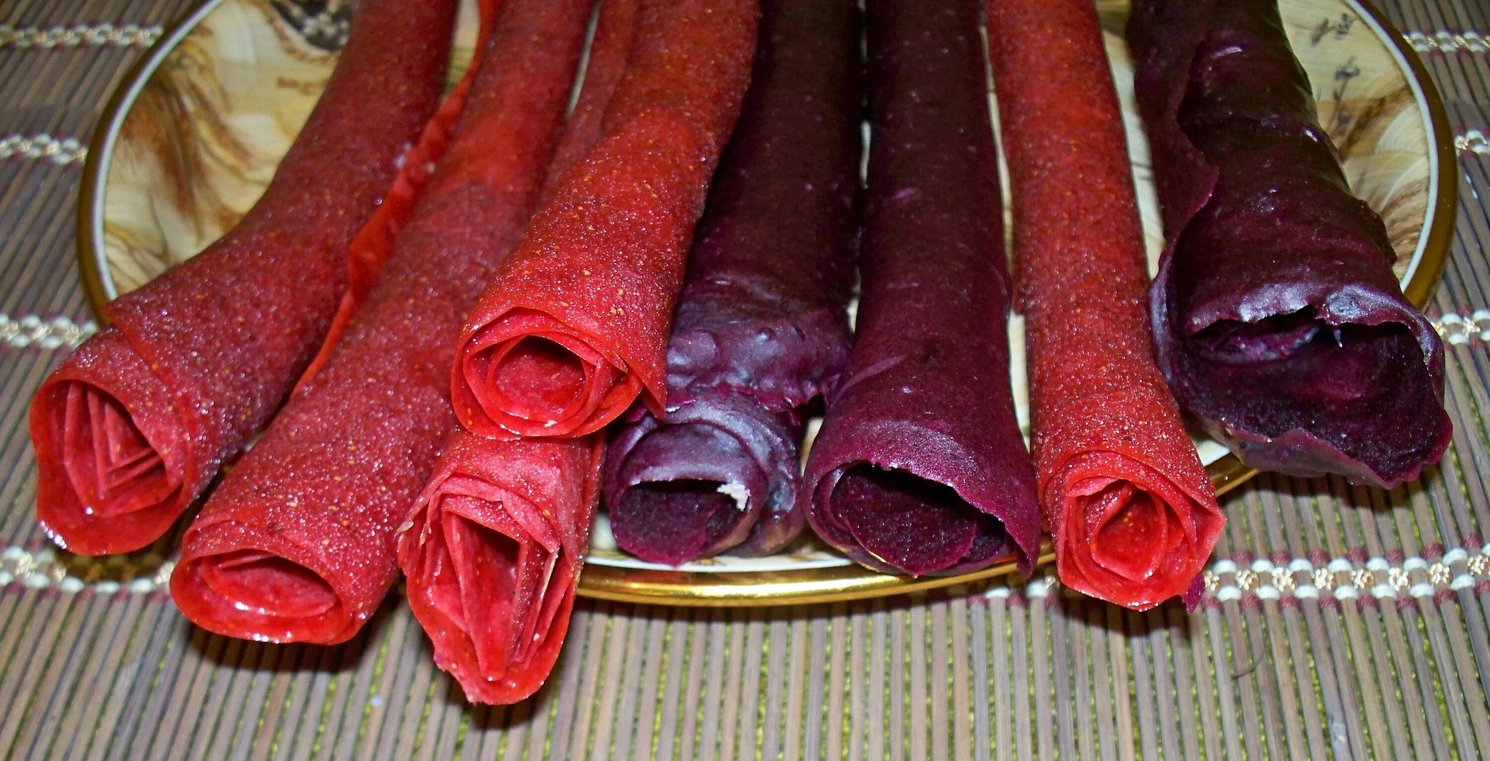 Сладость из сока. Пастила смоква яблочная. Сладости из винограда. Фруктово ягодная пастила. Тклапи пастила фруктовая.