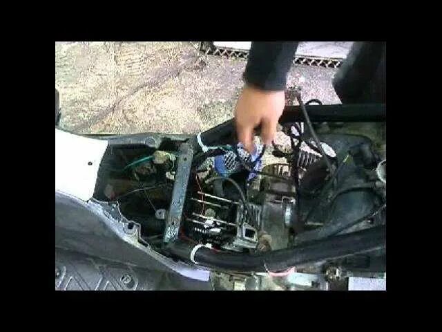 Стелс тактик 50 плохо заводится на холодную. Почему не заводится скутер причины. Не заводится скутер 4т. Почему скутер схватывает но не заводится 4т. Подсос на скутере 4т.