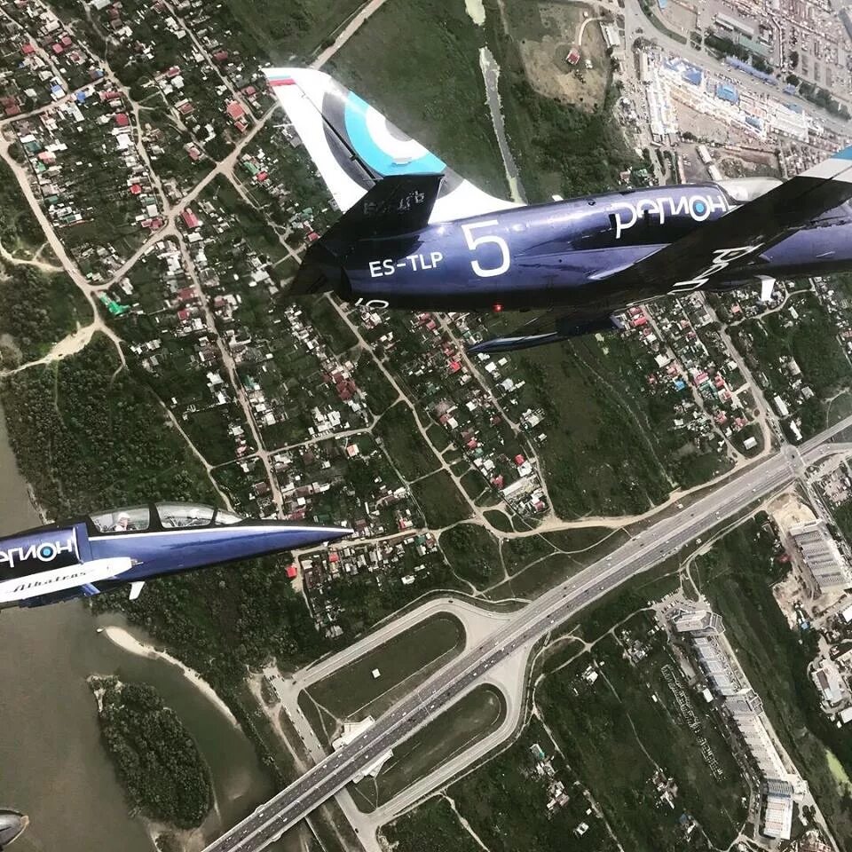 Самолет омск москва. Самолет омск. омск вид с самолета. омск с высоты самолета. самолет над омском.