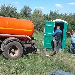 Откачка гатчина. Ассенизация. Аварийная служба канализации. Илососная машина ко-507ам1. Отверстие в заборе для откачки септика.
