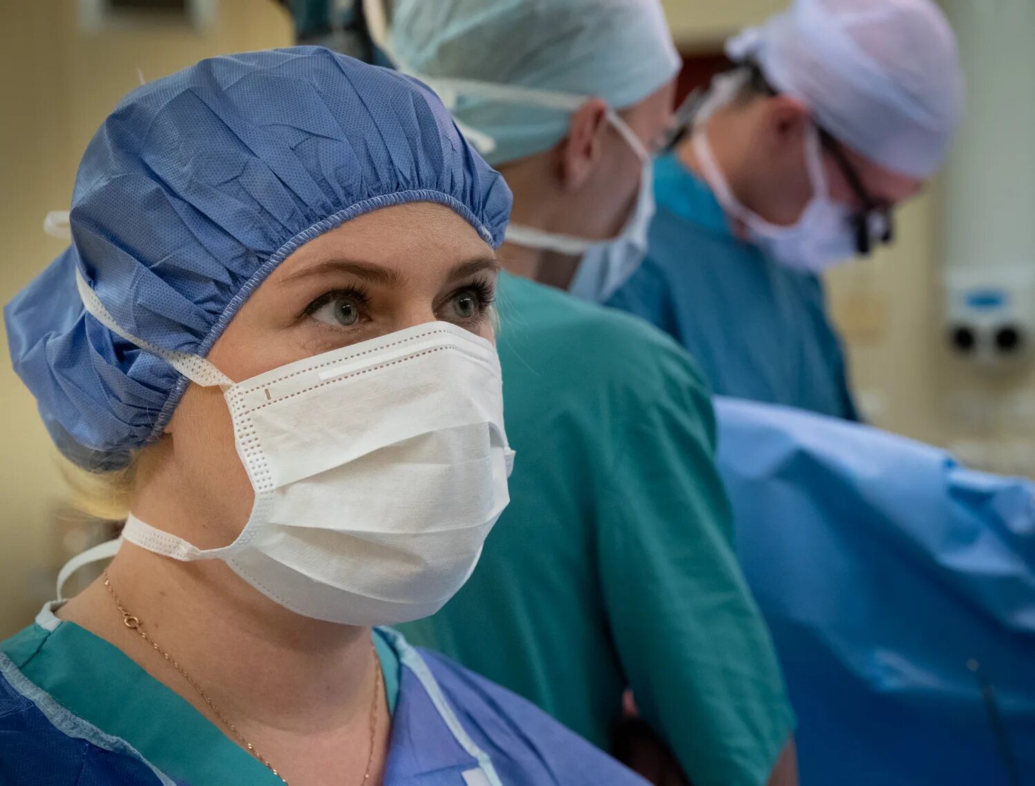 Анестезиолог во время операции