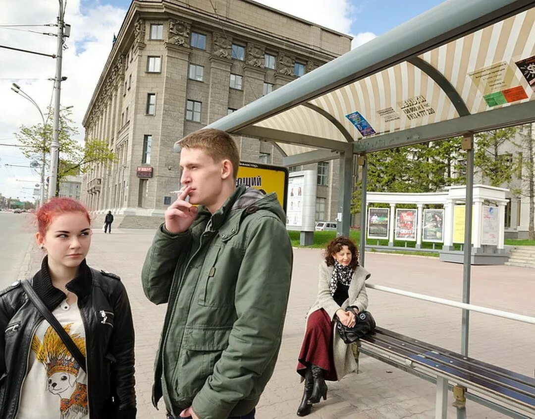 люди на улице города. человек ходит. на другую улицу в общественном. люди в сквере. курящие люди на остановках.