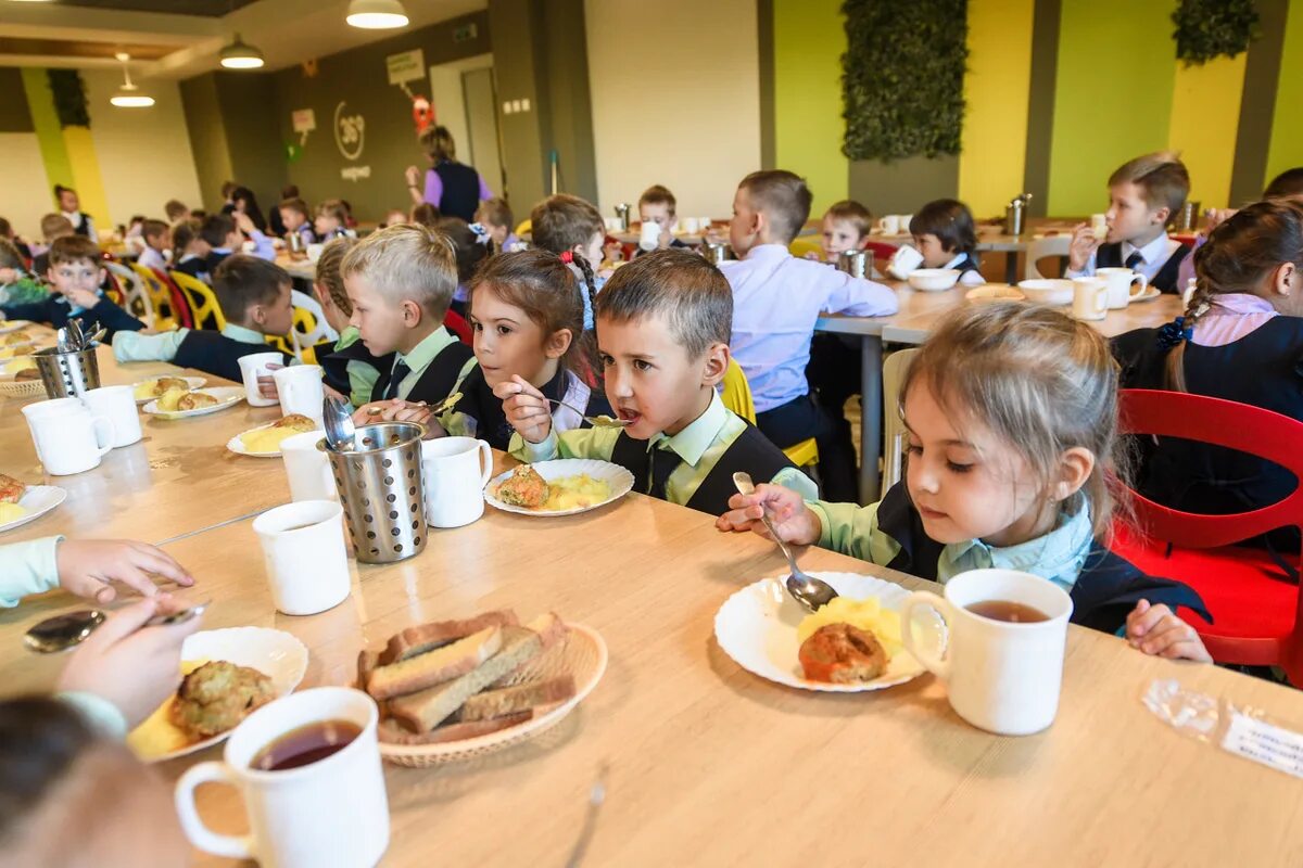Время обеда в школах. Обед в школе. Завтрак в школе. Питание в школе. Школьники в столовой.