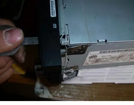 Как достать магнитолу из гнезда. Как вытащить магнитолу blaupunkt. вытащить магнитолу из пластмассовой оболочки. как вытащить магнитолу sony f5500. вытащить магнитолу с помощью двух пилок.