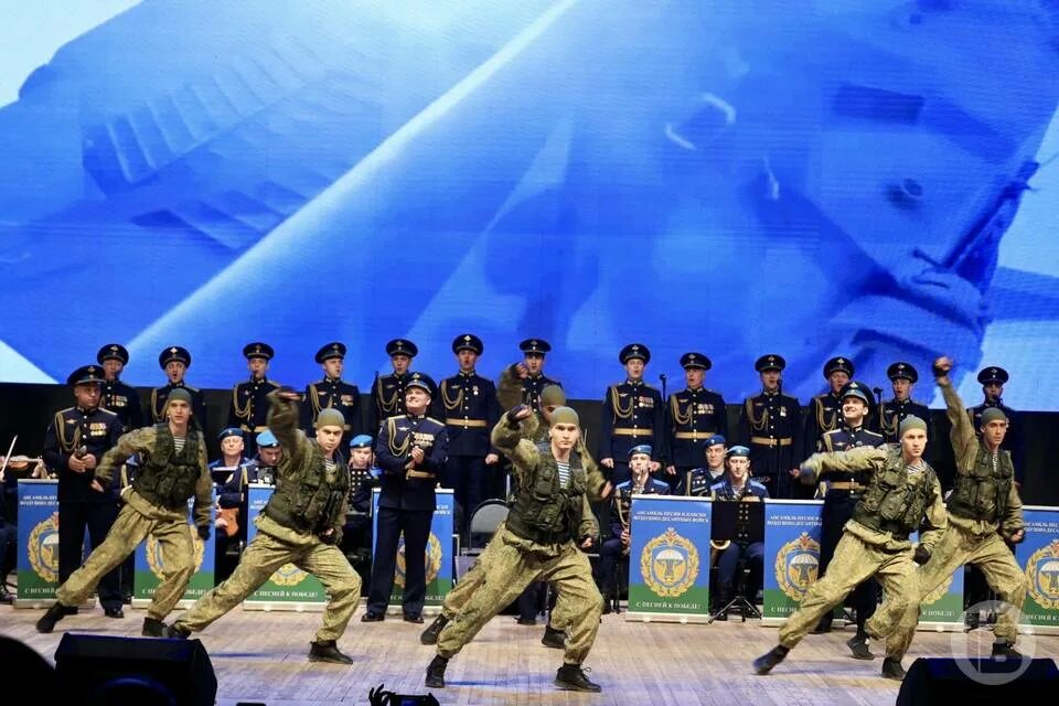 Песня десантников ансамбль песни. Песня десантников ансамбль песни. Песня десантников ансамбль песни. Ансамбль песни и пляски красная звезда. Песня десантников ансамбль песни.