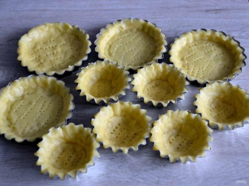 Как испечь песочные корзиночки. Корзина из песочного теста. Засыпаем вишню крошкой из муки в формочке. Тарталетки. Тесто для корзиночек.