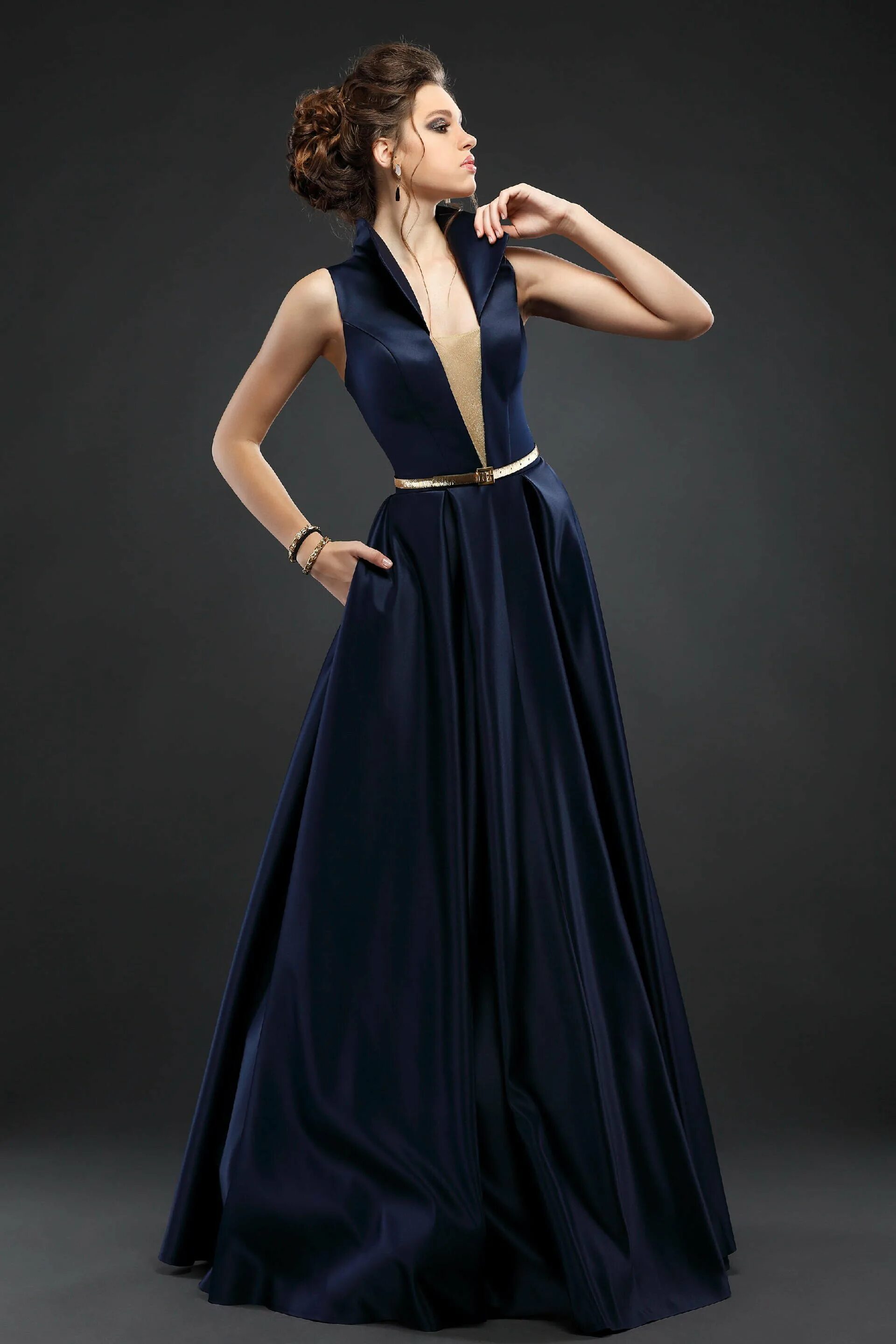 платье из черного атласа. атласное черное длинное платье. красивые вечерние платья. девушки в атласных платьях. шелковое черное платье кельвин кляйн.