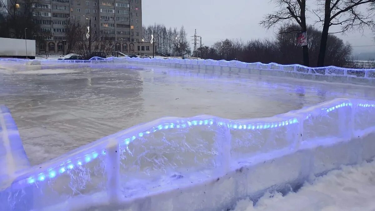 Каток Киров. Городской каток Киров. Каток у филармонии Киров. Парк Северная набережная Киров. Каток киров цена