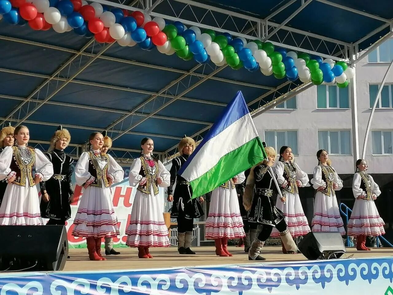 Праздники сегодня в башкирии. С праздником республики башкортостан. праздники в октябре в республике башкортостан. праздничный концерт ко дню республики башкортостан. башкирские национальные праздники день республики 11 октября.
