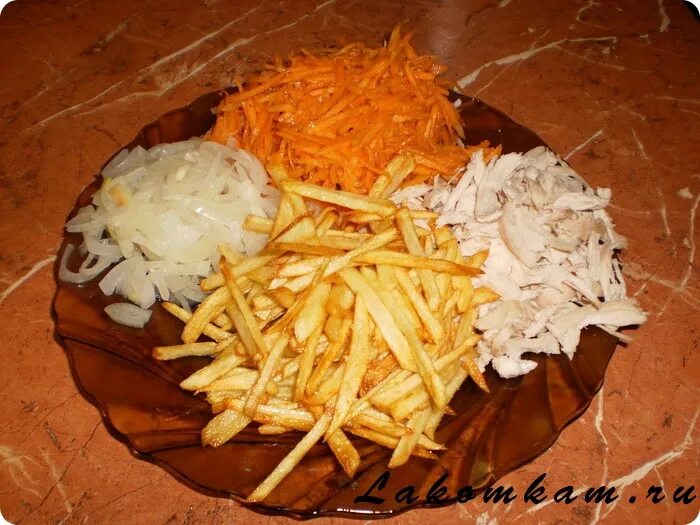 Корейская морковь с картошкой. Салат с картофельными чипсами. Салат с жареной картошкой. Салат Ромашка с жареной картошкой. Салат с картофельными чипсами соломкой.