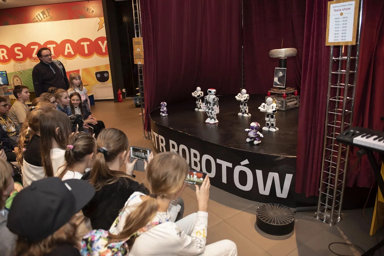 Выставка роботов сургут. Робопарк. Выставка роботов в Кирове. Выставка роботов в Орле. Театр роботов.