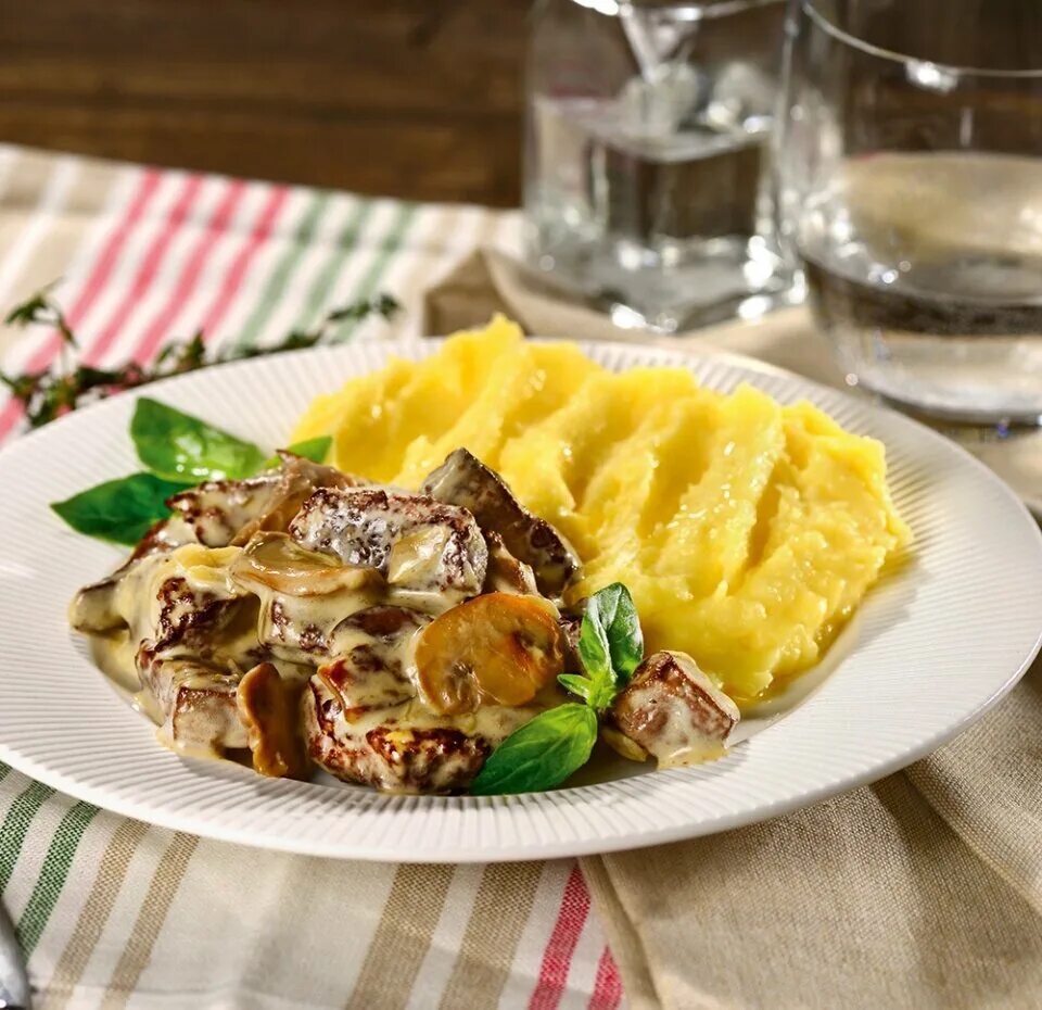 С чем сочетается куриная печень. С чем сочетается куриная печень. Теплый салат с куриной печенью и грибами. С чем сочетается куриная печень. Печень с яблоками в банке.