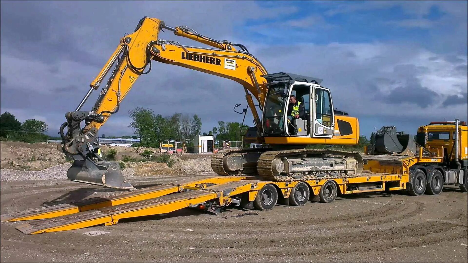 Перевозка экскаватора. Экскаватор на трале. Экскаватор гусеничный трал. Jcb 3cx на трале. Хендай 430 экскаватор на трале.