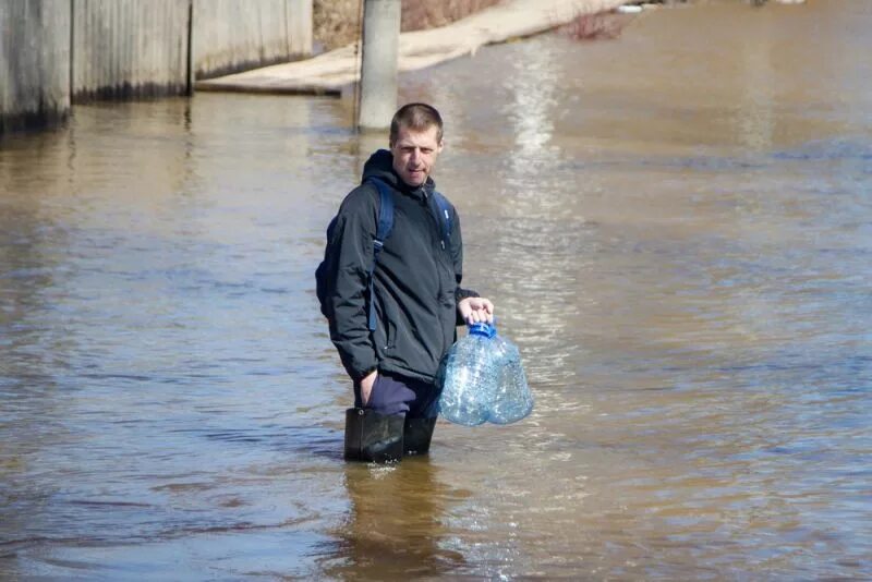 Уровень вятки у кирова. Уровень воды в Вятке. Уровень воды в реке Вятка. Уровень воды в реке Вятка Киров сегодня. Уровень воды в реке Вятка на сегодняшний день.